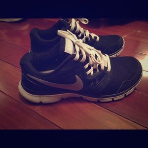 Black Nike tennis shoes